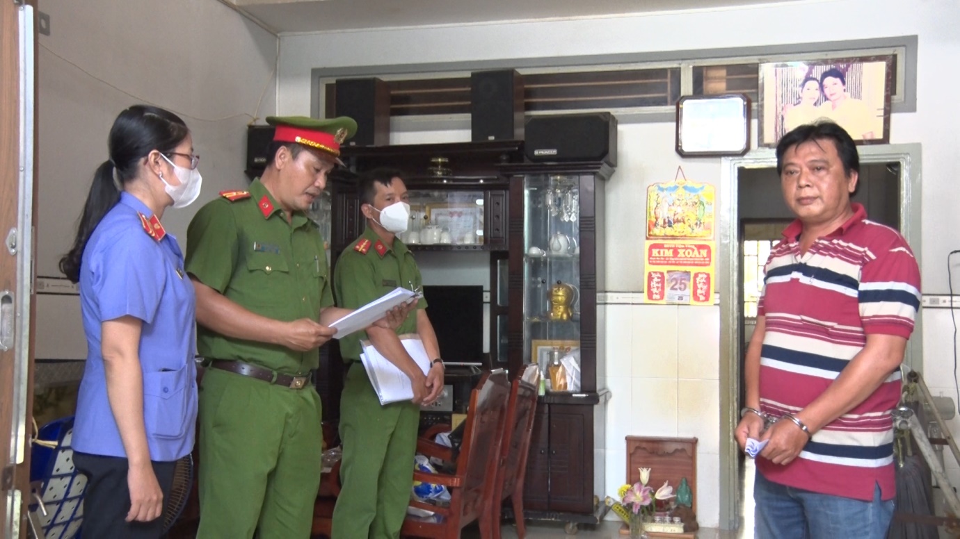 CLIP: Bắt quả tang 2 gã đàn ông làm chuyện phi pháp ở miền Tây