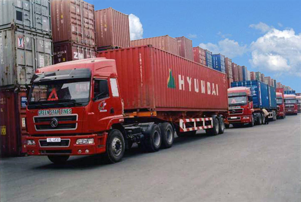 Vận tải, hàng không sốt ruột với giá xăng dầu
