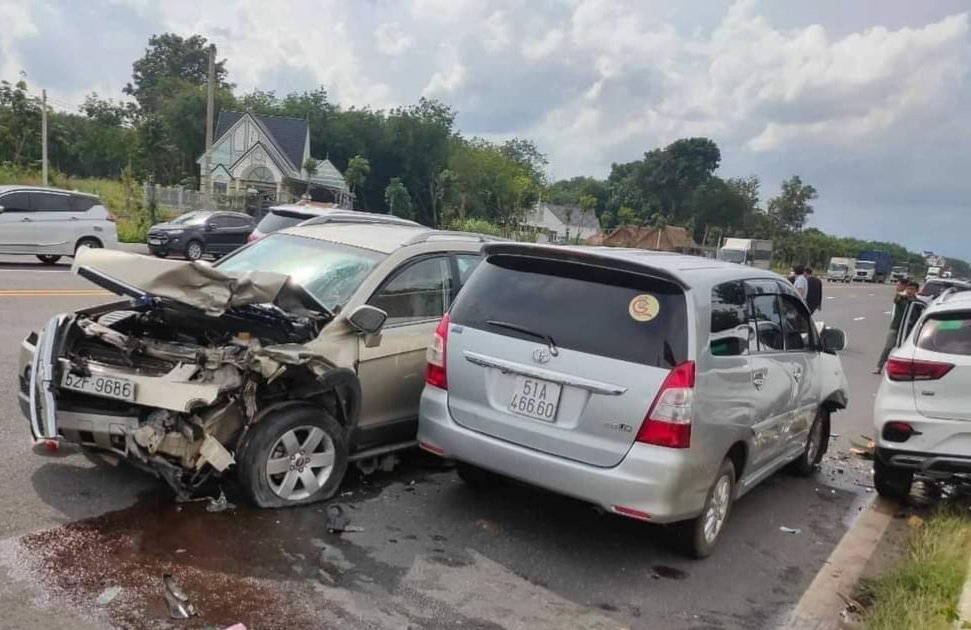 3 ôtô tông nhau bẹp dúm trên đường Mỹ Phước- Tân Vạn