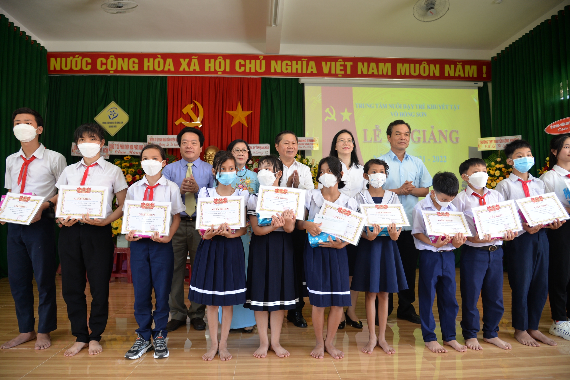 Trao 100 triệu đồng học bổng cho Trung t&acirc;m Nu&ocirc;i dạy trẻ khuyết tật V&otilde; Hồng Sơn - Ảnh 2.