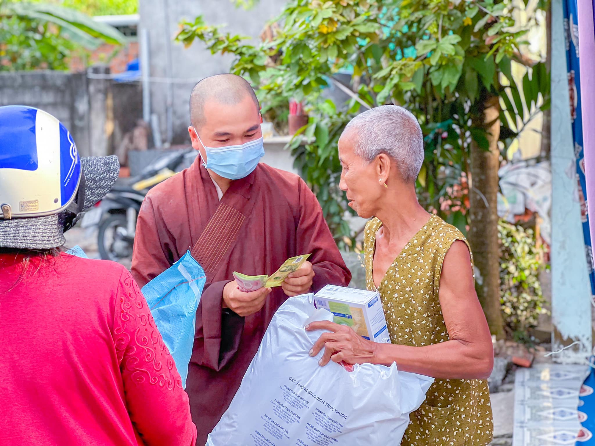 Những m&ocirc; h&igrave;nh thiện nguyện ấm l&ograve;ng của Đại đức Th&iacute;ch Thiện Duy - Ảnh 2.