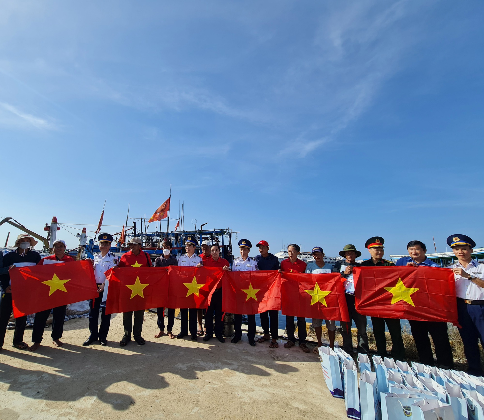 Cờ Tổ quốc trên biển đảo quê hương