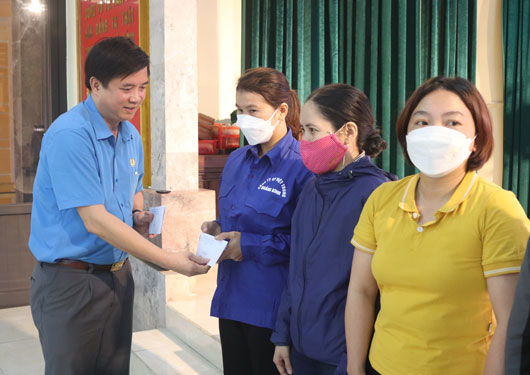 Quảng Bình: Tặng quà công nhân khó khăn - Ảnh 1.