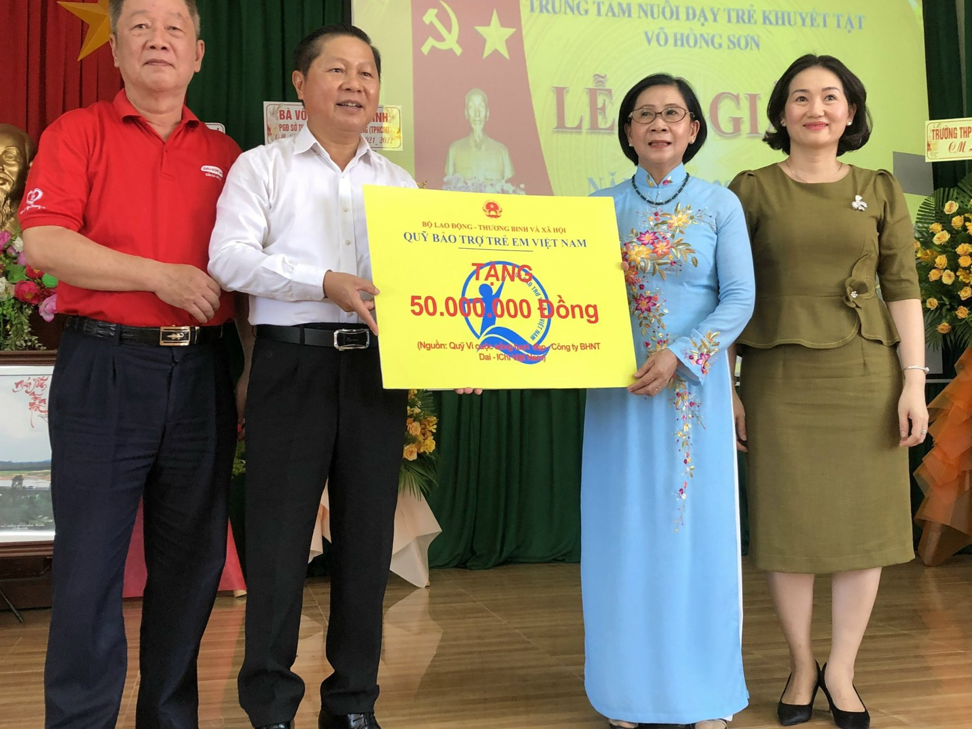 Trao 100 triệu đồng học bổng cho Trung t&acirc;m Nu&ocirc;i dạy trẻ khuyết tật V&otilde; Hồng Sơn - Ảnh 6.