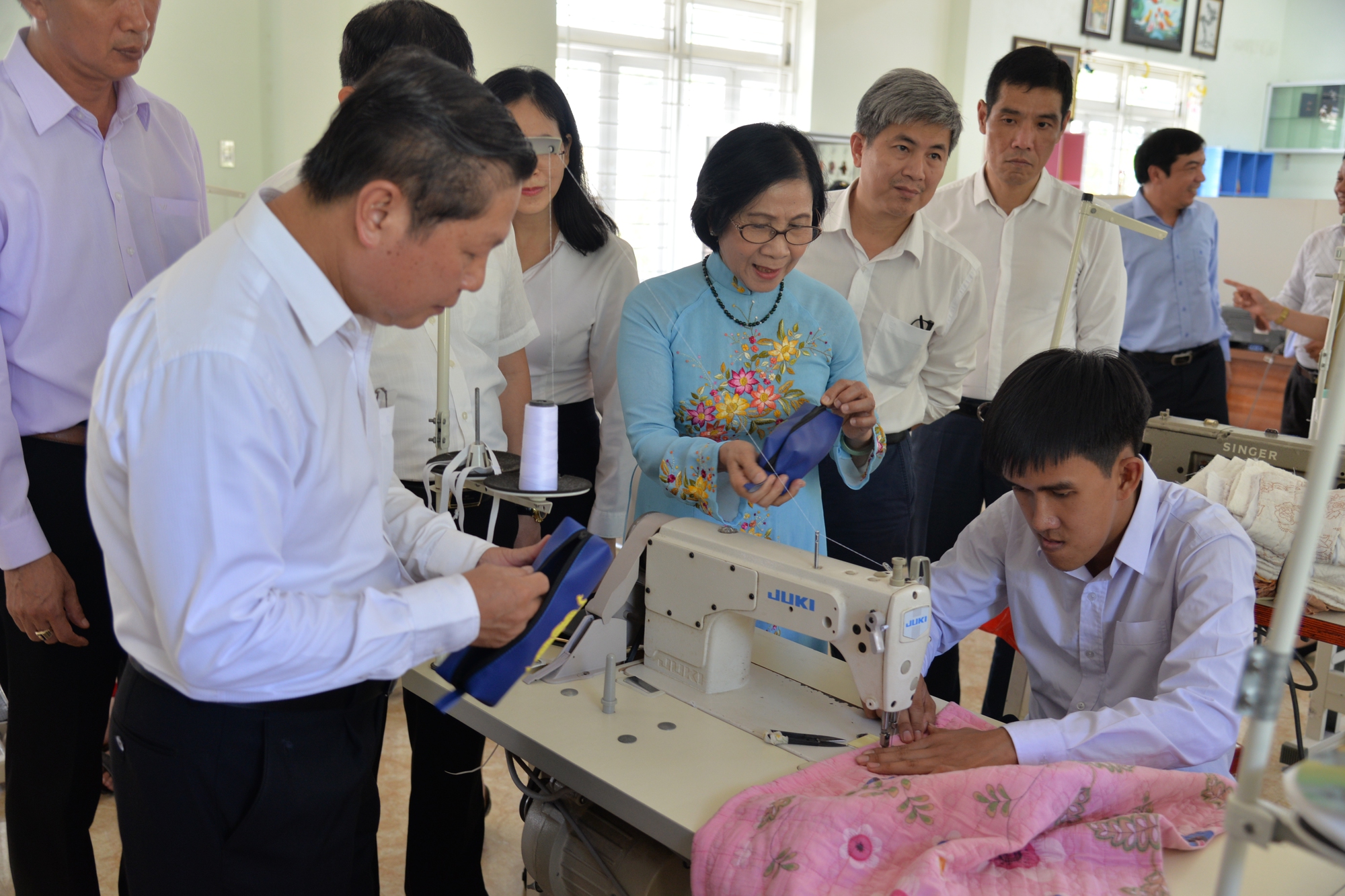 Trao 100 triệu đồng học bổng cho Trung t&acirc;m Nu&ocirc;i dạy trẻ khuyết tật V&otilde; Hồng Sơn - Ảnh 4.