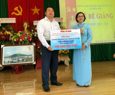 Trao 100 triệu đồng học bổng cho Trung t&acirc;m Nu&ocirc;i dạy trẻ khuyết tật V&otilde; Hồng Sơn - Ảnh 3.