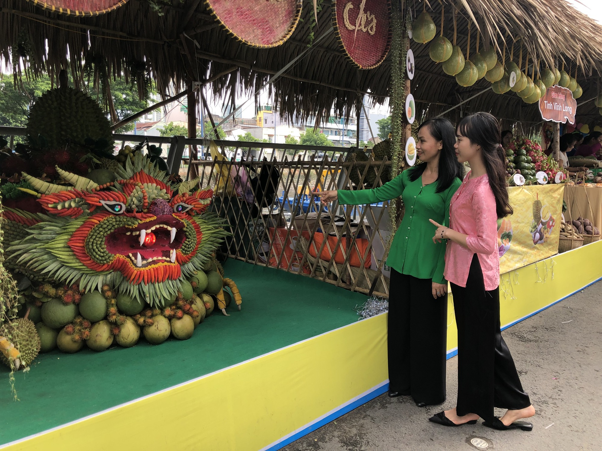 Giới trẻ TP HCM nô nức "check in" ở lễ hội trái cây "Trên bến dưới thuyền"