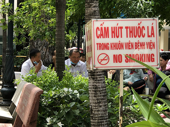 Thản nhiên hút thuốc lá nơi công cộng