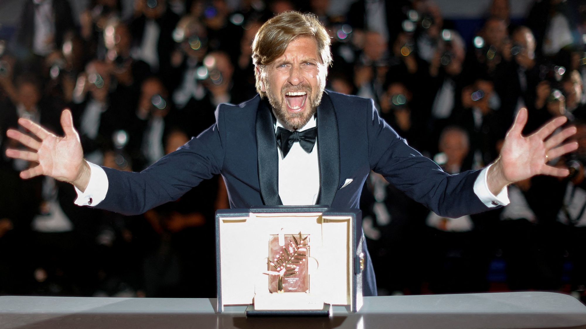 Vẻ đẹp quyến rũ trên thảm đỏ bế mạc Cannes 2022 - Ảnh 10.
