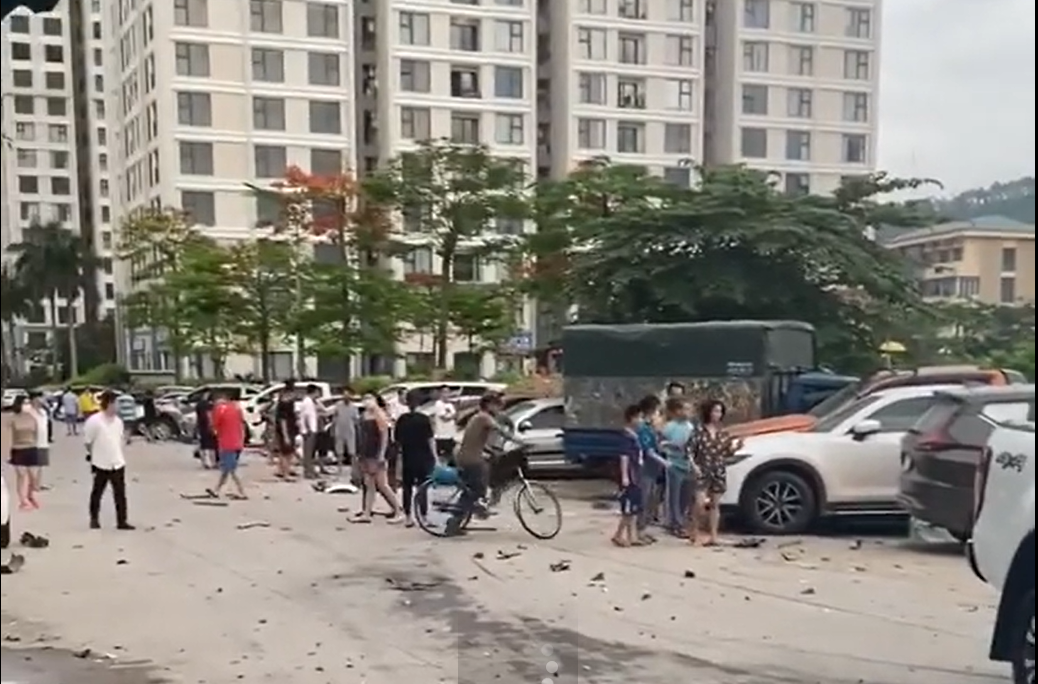 Xe bán tải gây tai nạn kinh hoàng, 10 xe ôtô hư hại