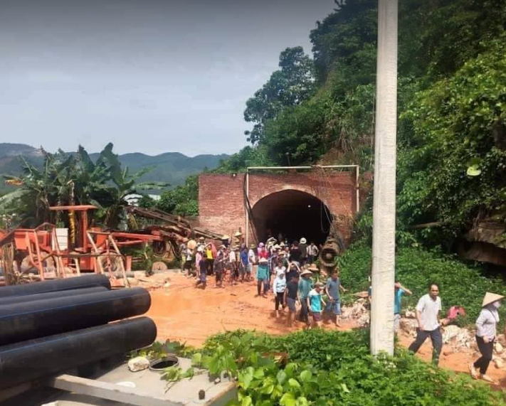 “Hố tử thần” xuất hiện hàng loạt: Hàng trăm người kéo vào công ty khai thác khoáng sản