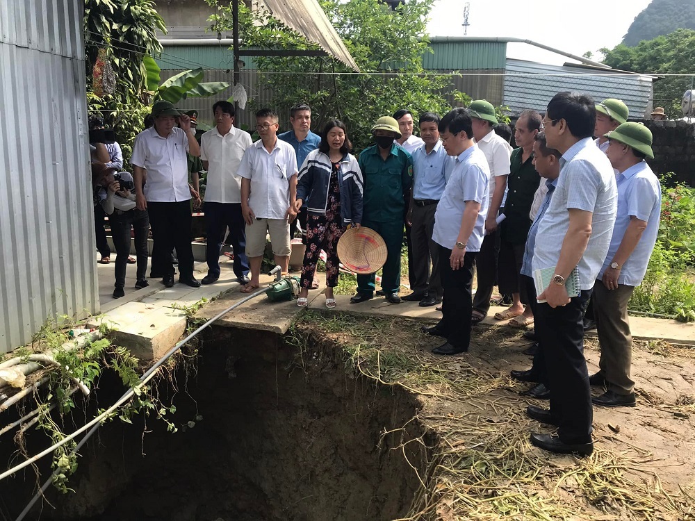 &ldquo;Hố tử thần&rdquo; xuất hiện h&agrave;ng loạt: H&agrave;ng trăm người bức x&uacute;c k&eacute;o v&agrave;o c&ocirc;ng ty khai th&aacute;c kho&aacute;ng sản - Ảnh 1.