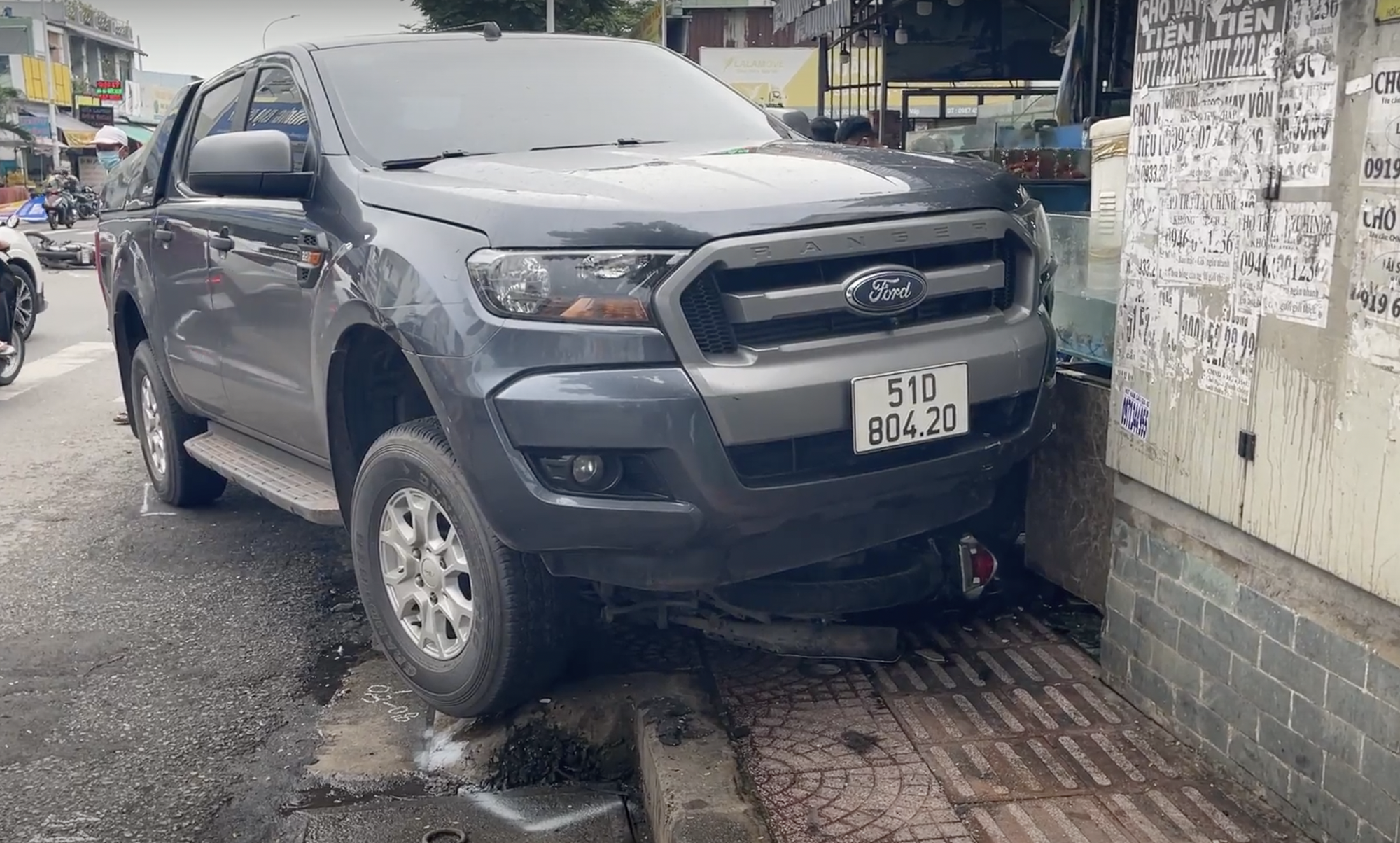 TP HCM: Xe b&aacute;n tải t&ocirc;ng h&agrave;ng loạt xe m&aacute;y, giao th&ocirc;ng &ugrave;n ứ nhiều giờ - Ảnh 2.