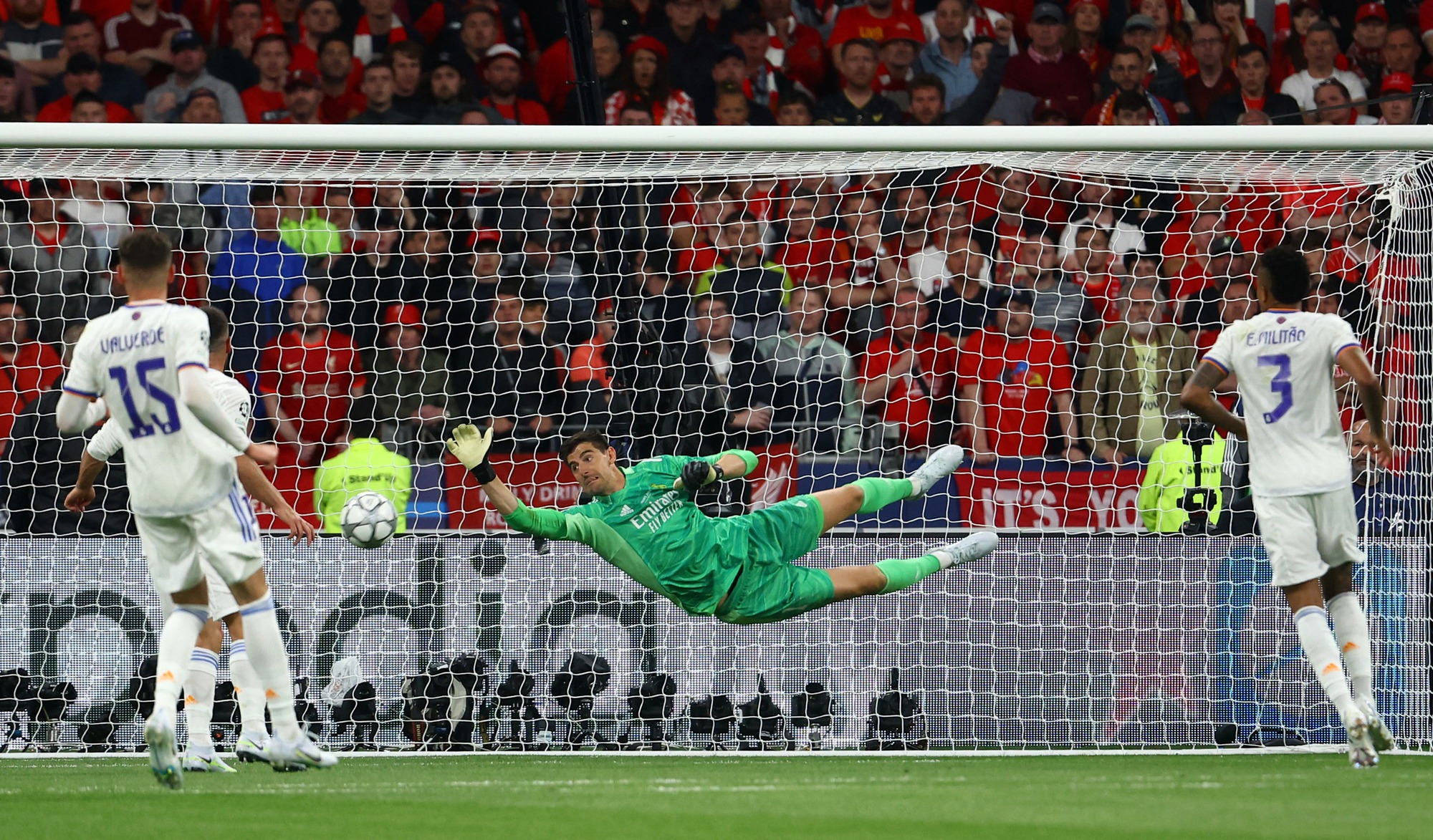 Thibaut Courtois hóa siêu nhân, Real Madrid lên đỉnh Champions League - Ảnh 3.