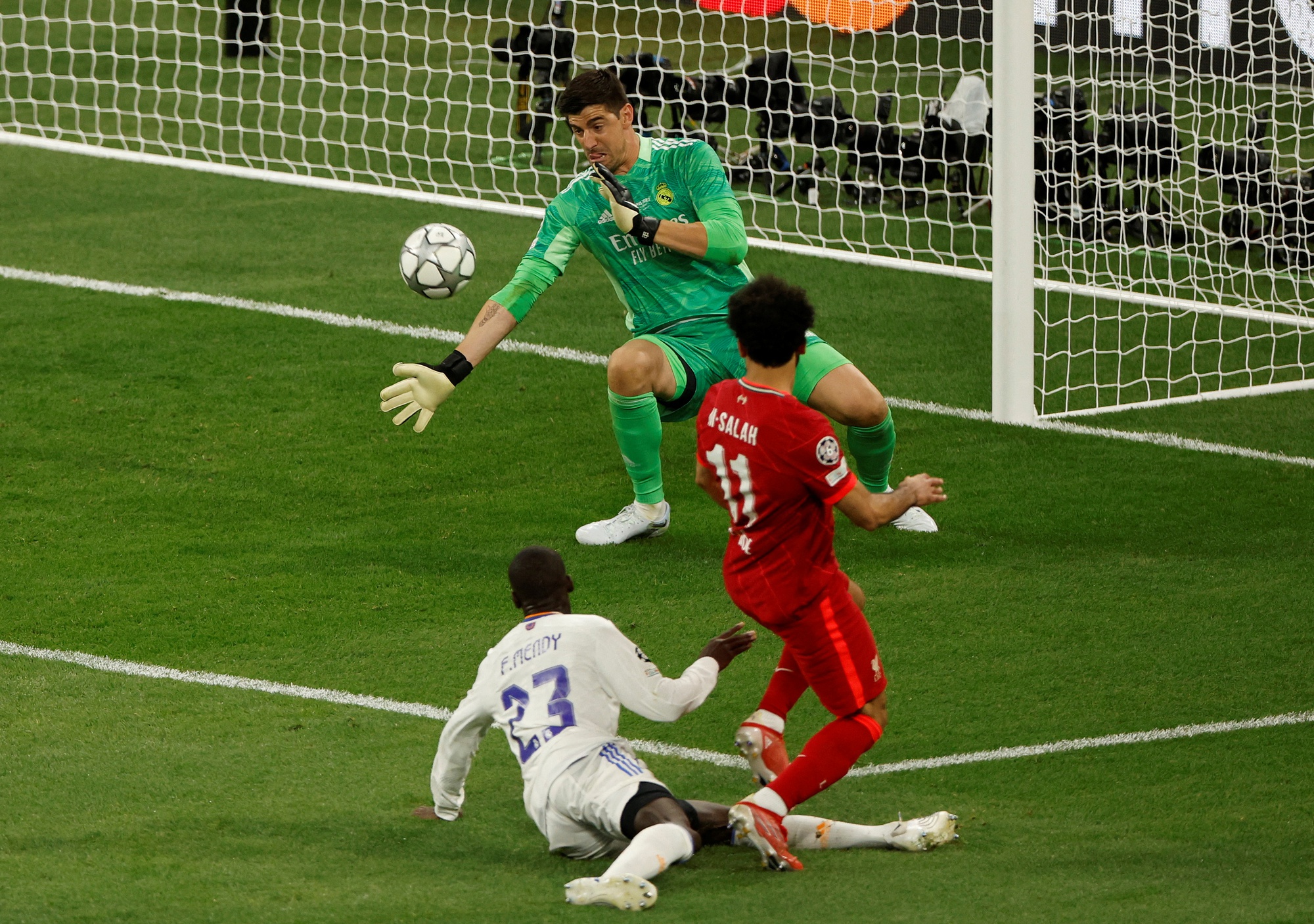Thibaut Courtois hóa siêu nhân, Real Madrid lên đỉnh Champions League - Ảnh 2.