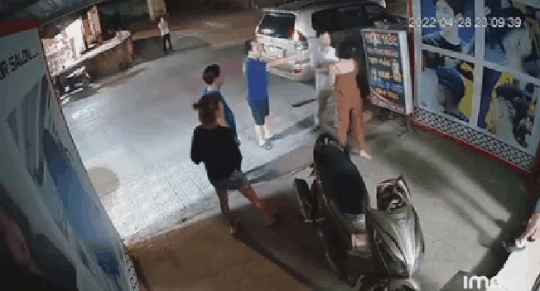 Công an Cao Bằng thông tin gì vụ Phó trưởng công an phường đánh phụ nữ? - Ảnh 1.