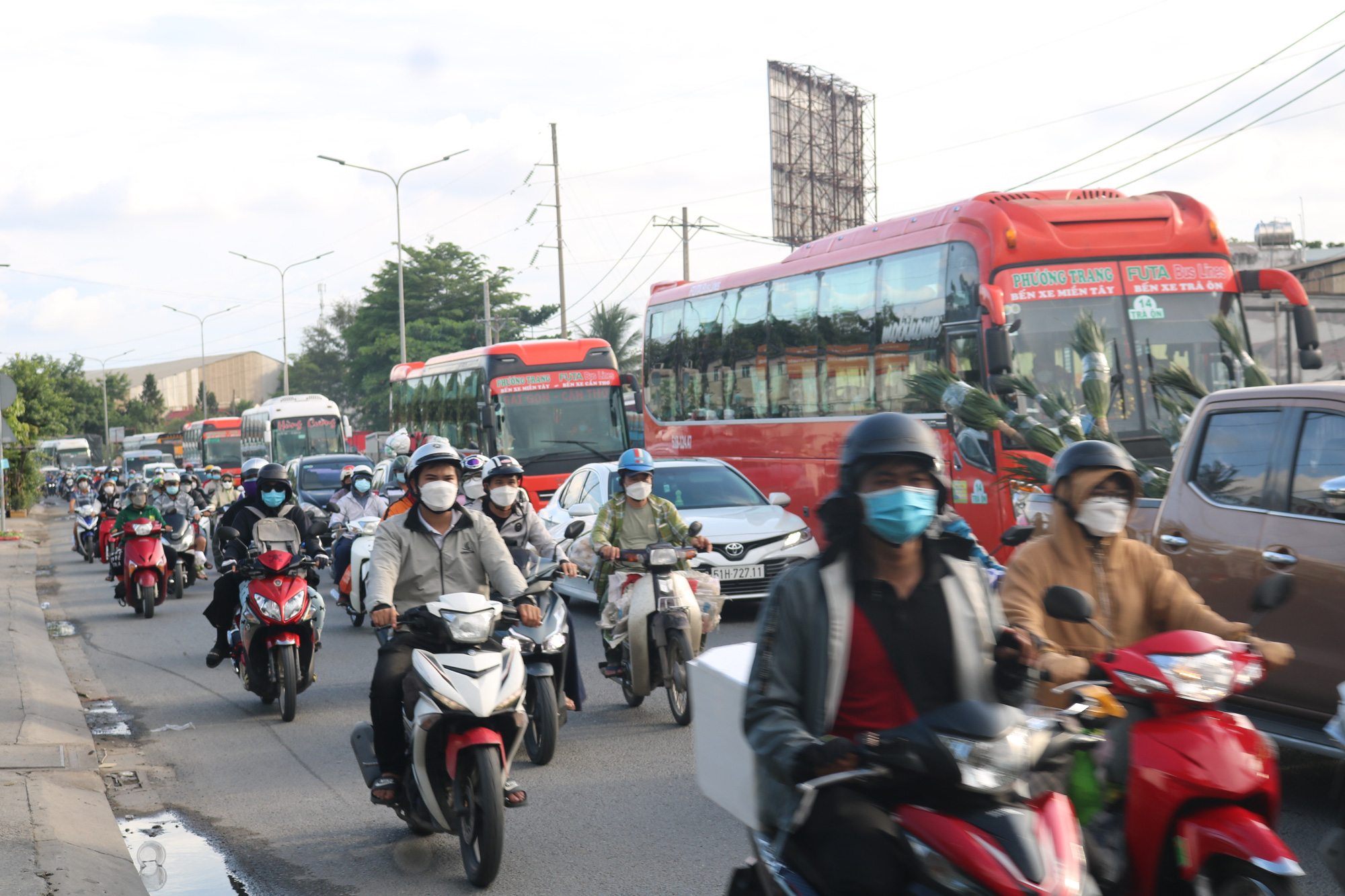 D&ograve;ng người &ugrave;n &ugrave;n trở lại TP HCM, s&acirc;n bay T&acirc;n Sơn Nhất đ&ocirc;ng nghẹt - Ảnh 1.