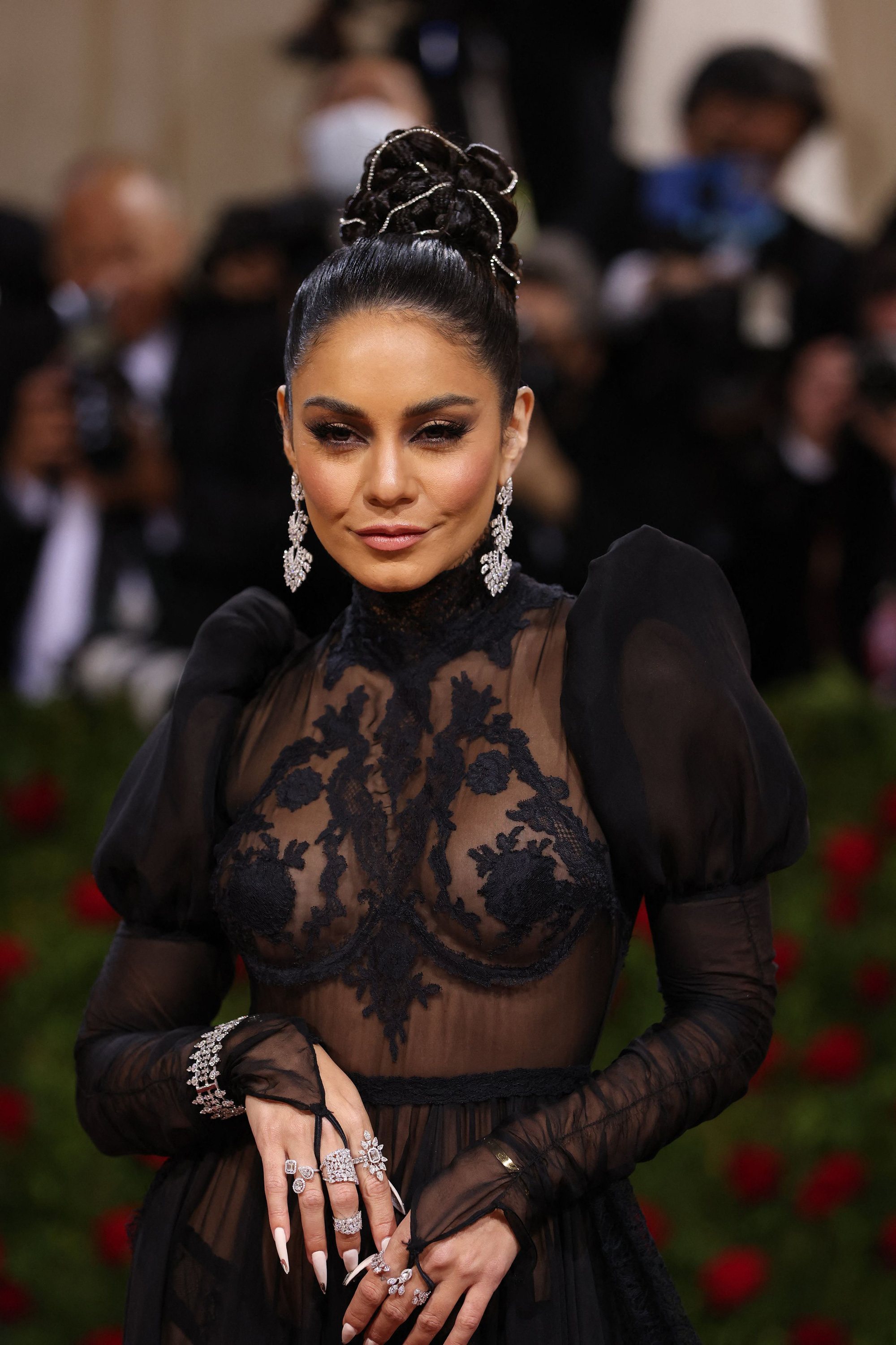 Ngỡ ngàng với những bộ đầm độc, lạ tại Met Gala 2022 - Ảnh 8.