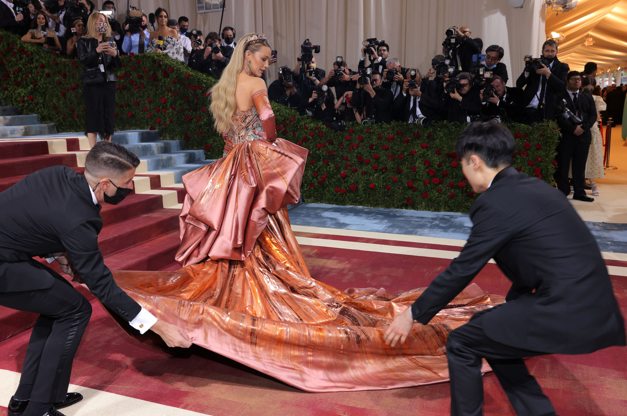 Ngỡ ngàng với những bộ đầm độc, lạ tại Met Gala 2022 - Ảnh 4.