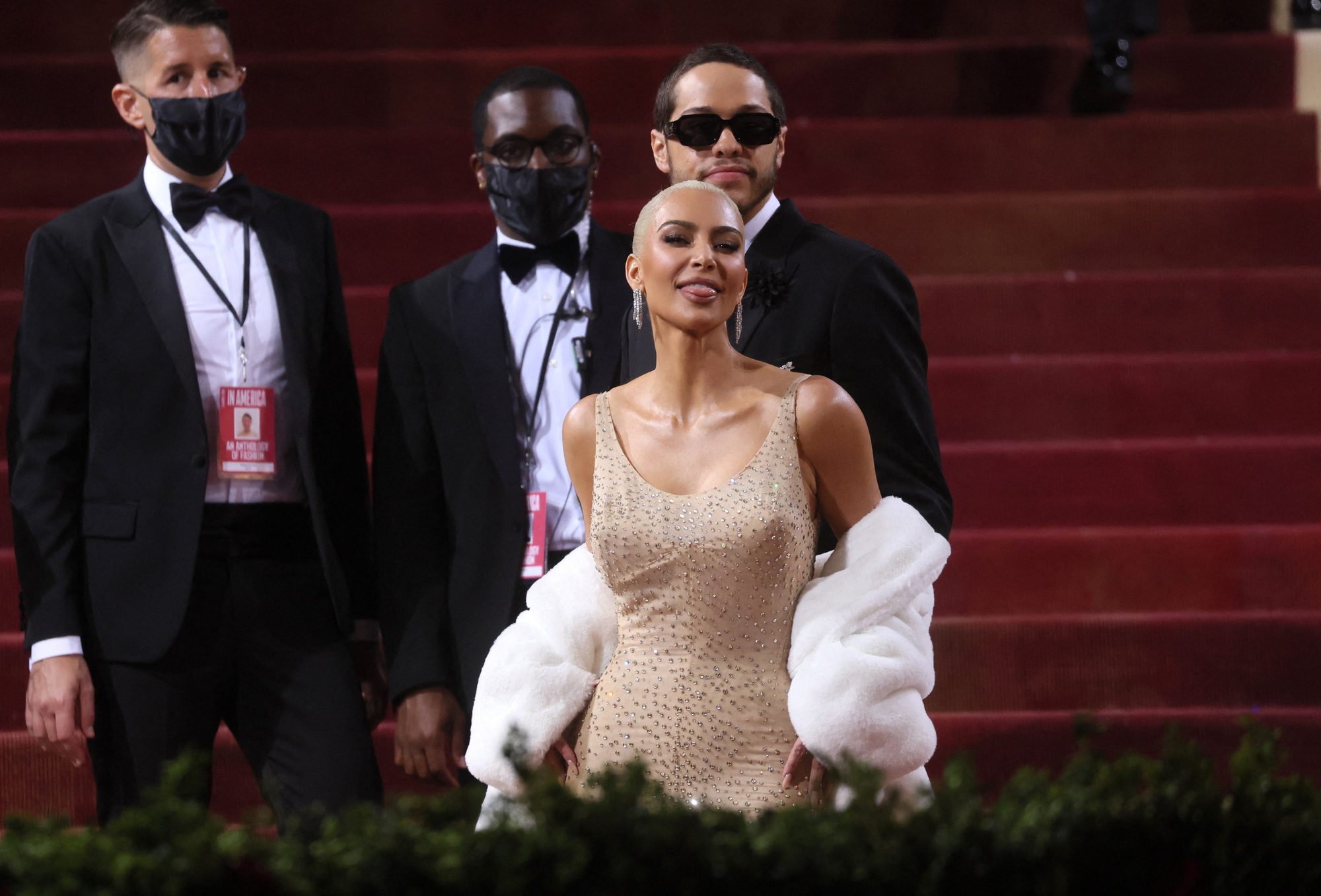 Ngỡ ngàng với những bộ đầm độc, lạ tại Met Gala 2022 - Ảnh 12.