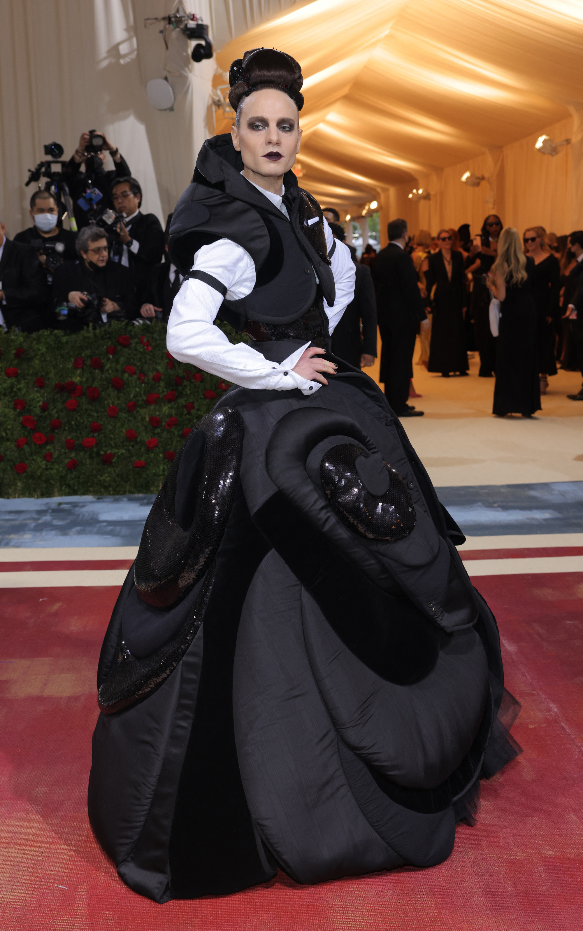 Ngỡ ngàng với những bộ đầm độc, lạ tại Met Gala 2022 - Ảnh 23.