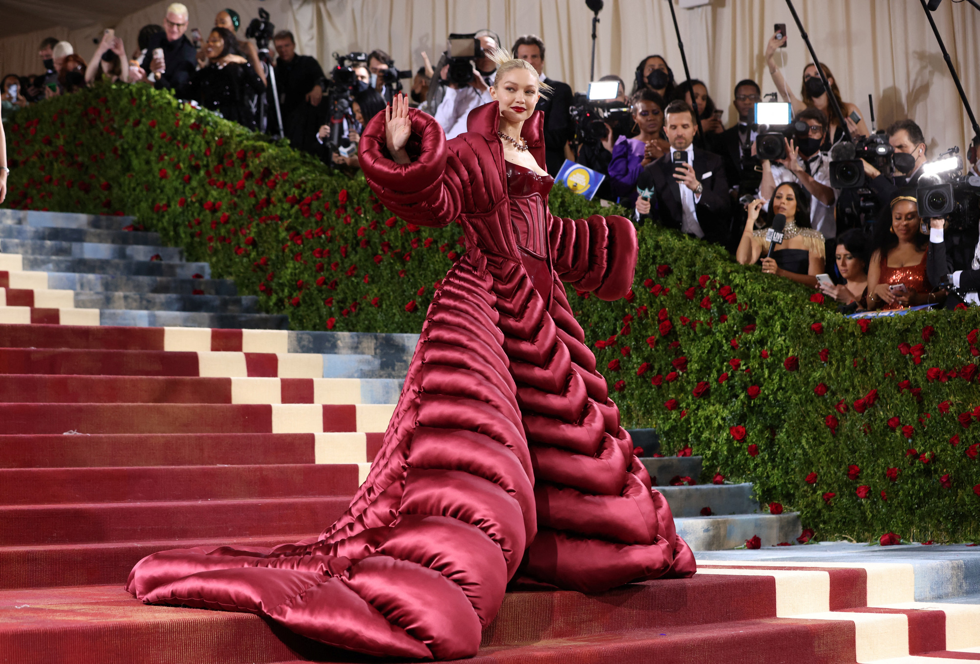 Ngỡ ngàng với những bộ đầm độc, lạ tại Met Gala 2022 - Ảnh 16.