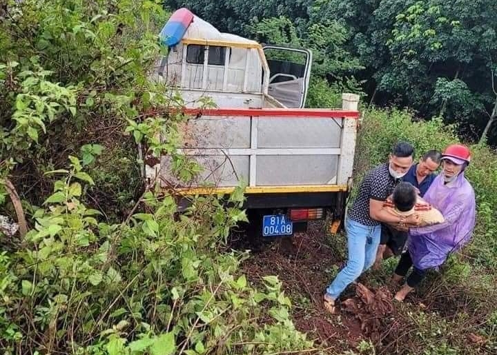 Xe chuyên dụng CSGT nổ lốp khiến một cán bộ bị thương - Ảnh 2.