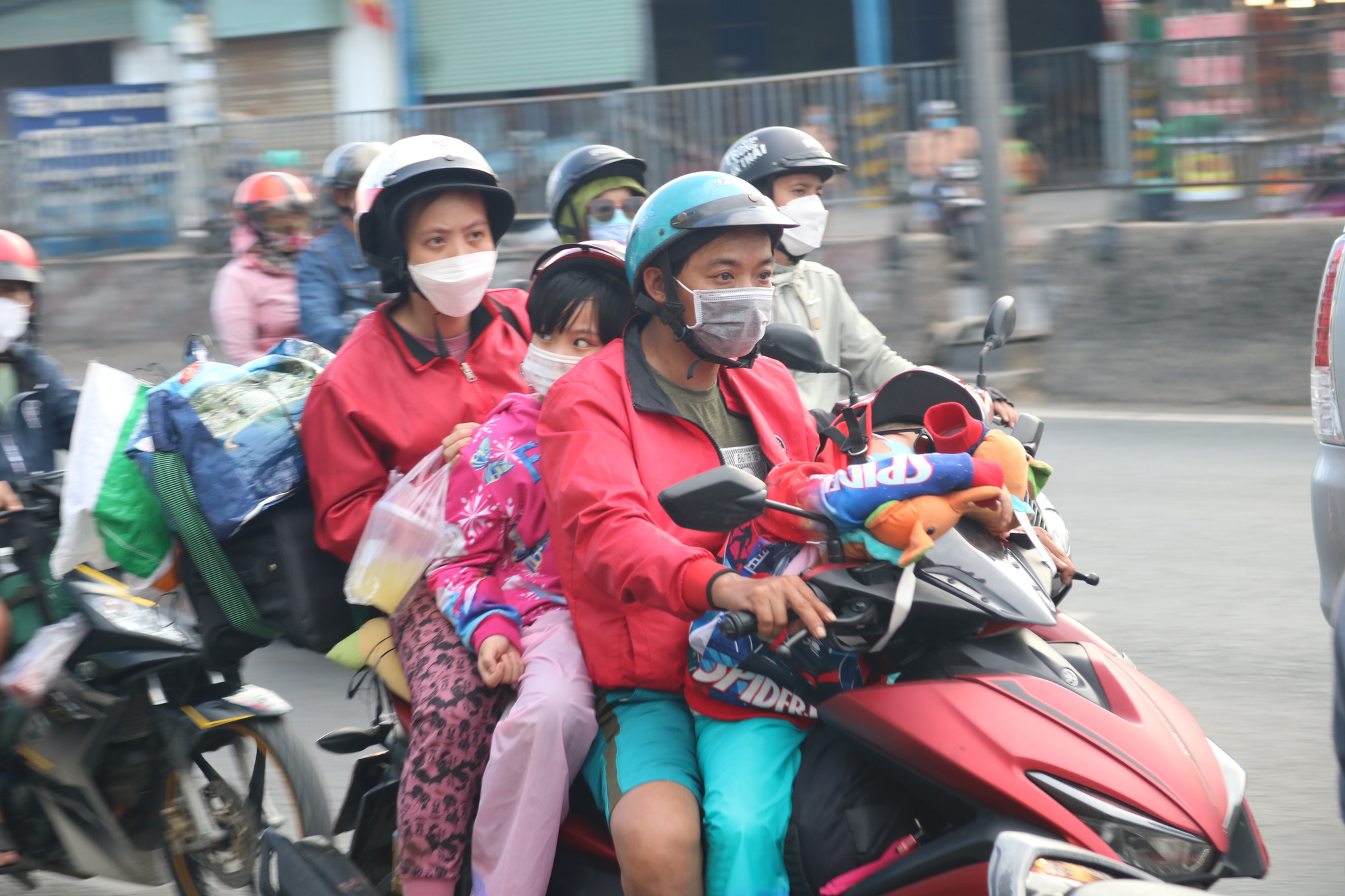 D&ograve;ng người &ugrave;n &ugrave;n trở lại TP HCM, s&acirc;n bay T&acirc;n Sơn Nhất đ&ocirc;ng nghẹt - Ảnh 3.