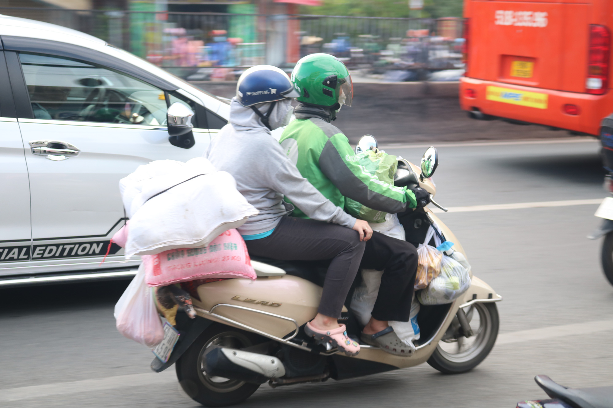 D&ograve;ng người &ugrave;n &ugrave;n trở lại TP HCM, s&acirc;n bay T&acirc;n Sơn Nhất đ&ocirc;ng nghẹt - Ảnh 9.