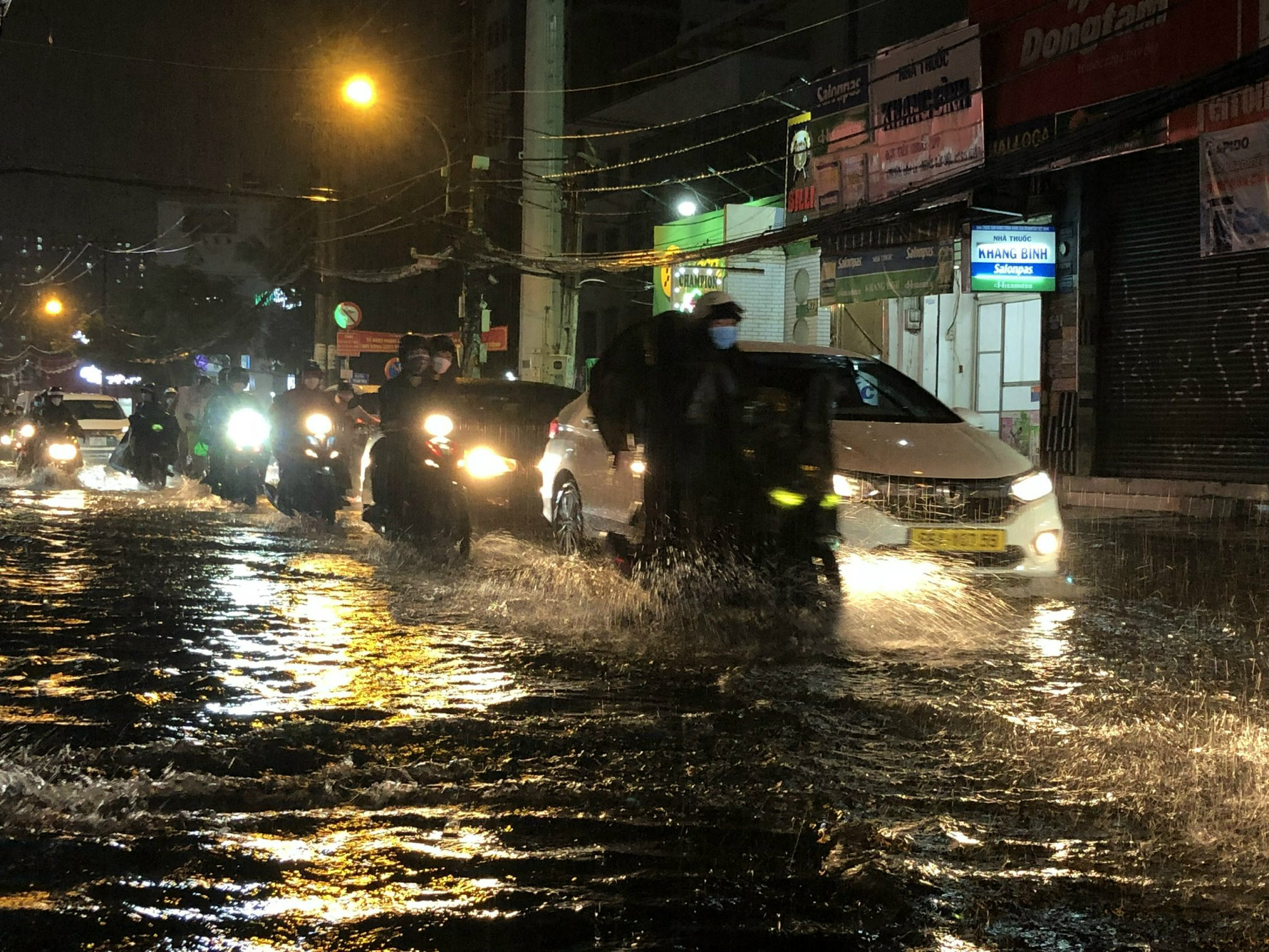 TP HCM: Mưa lớn kéo dài, nhiều người lội nước về nhà