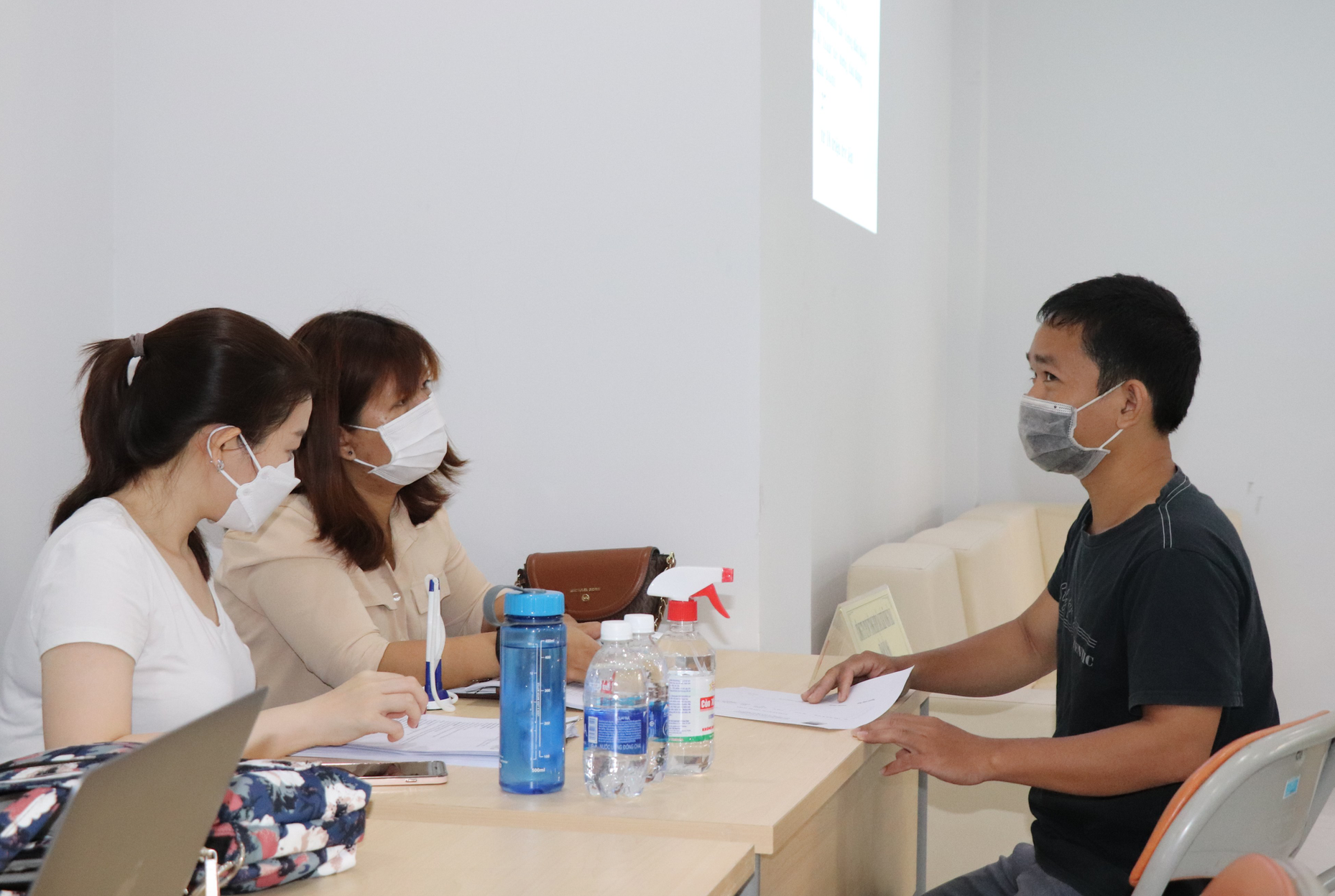 H&agrave;ng trăm vị tr&iacute; cho lao động từ H&agrave;n Quốc, Nhật Bản về nước - Ảnh 1.