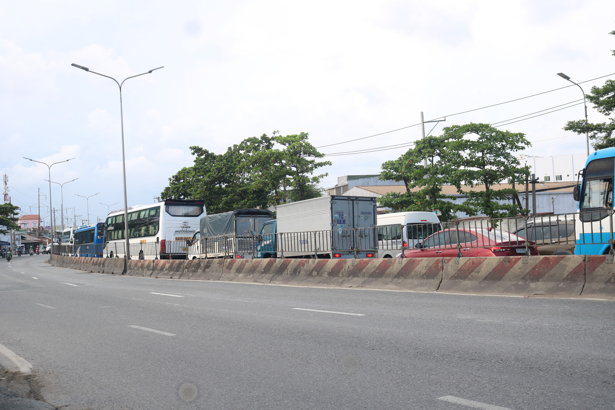 D&ograve;ng người &ugrave;n &ugrave;n trở lại TP HCM, s&acirc;n bay T&acirc;n Sơn Nhất đ&ocirc;ng nghẹt - Ảnh 6.