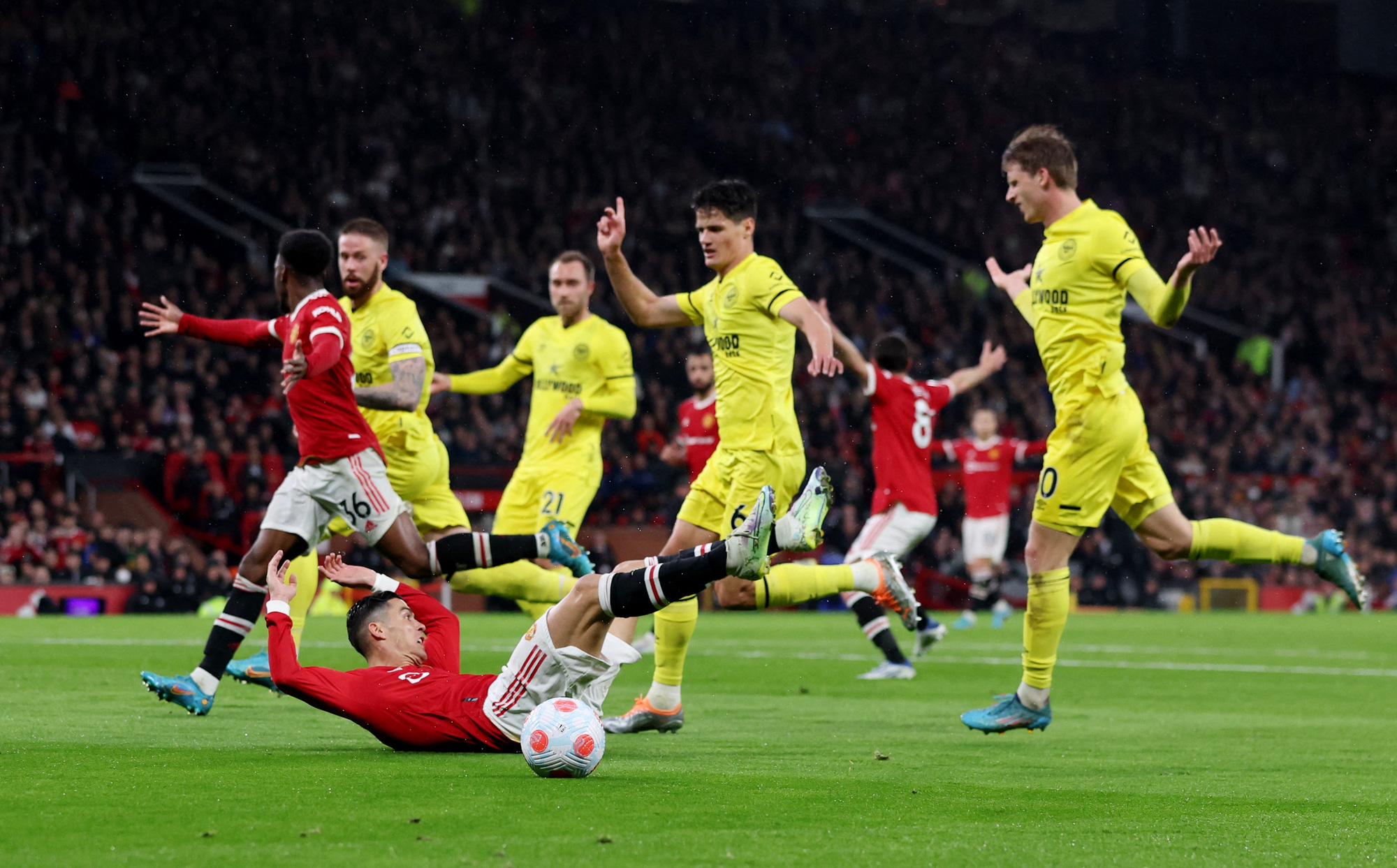 Ronaldo rực s&aacute;ng ở Old Trafford, Man United vẫn kh&oacute; mơ tranh Top 4 - Ảnh 4.