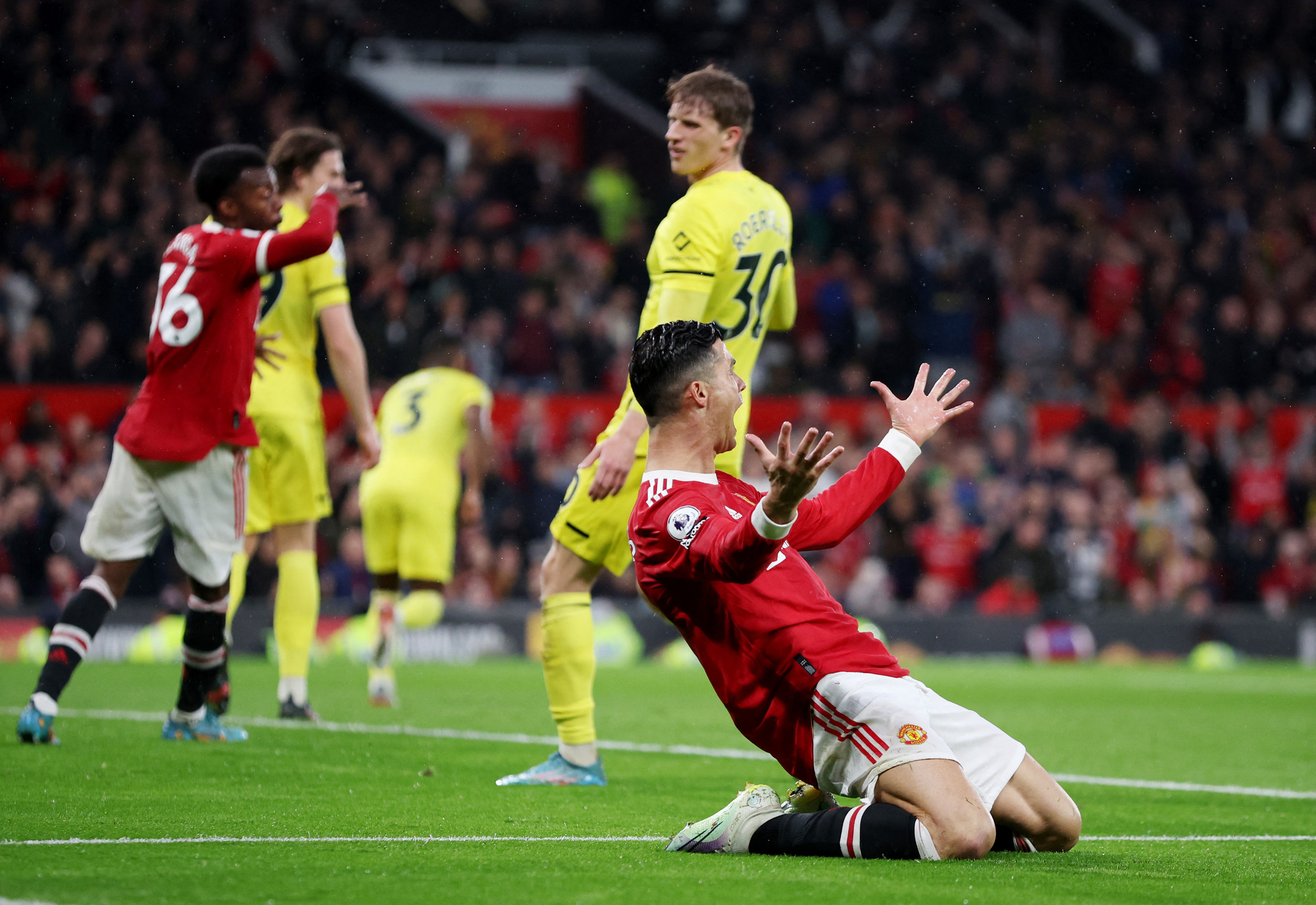 Ronaldo rực s&aacute;ng ở Old Trafford, Man United vẫn kh&oacute; mơ tranh Top 4 - Ảnh 2.