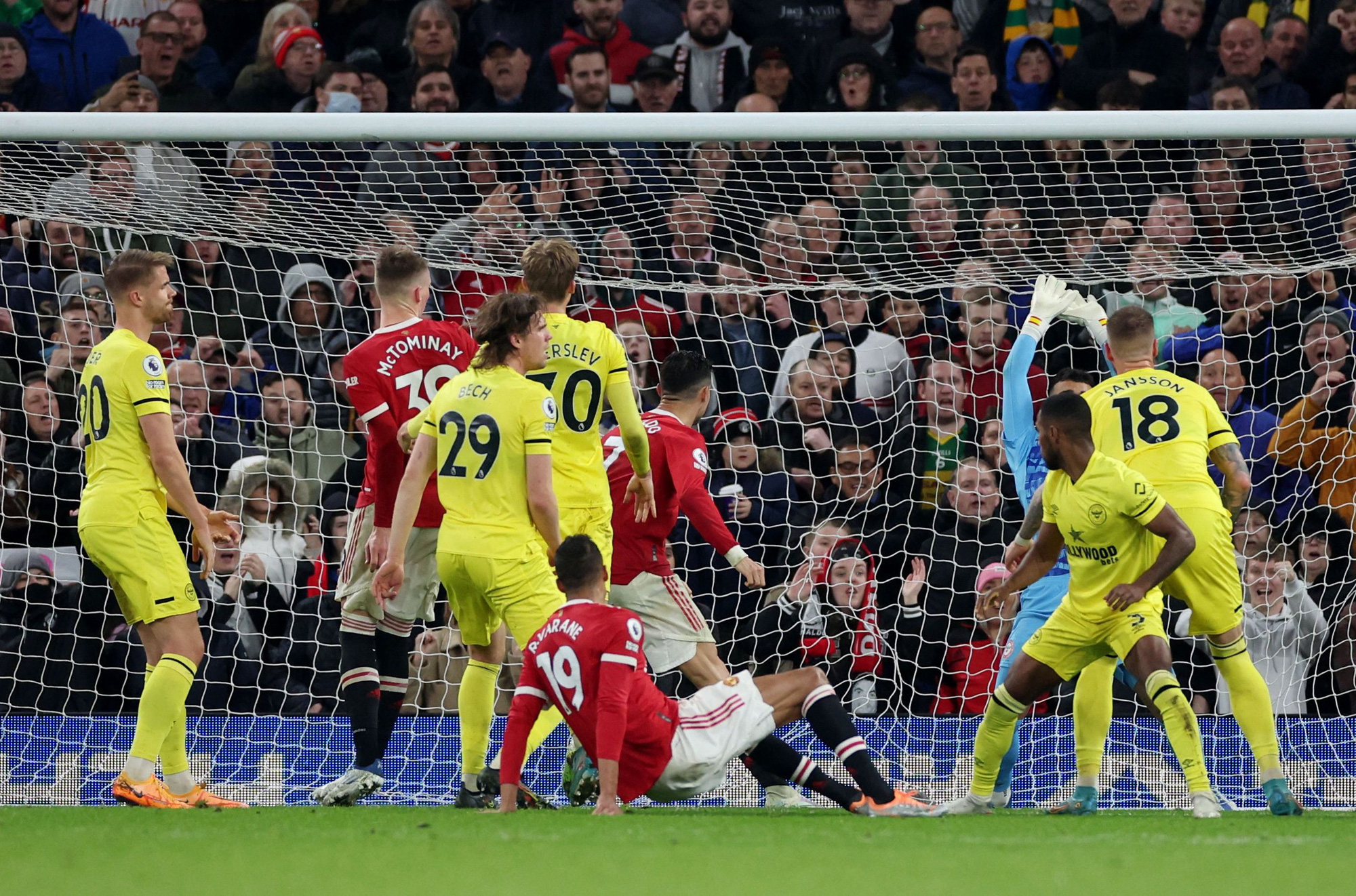 Ronaldo rực s&aacute;ng ở Old Trafford, Man United vẫn kh&oacute; mơ tranh Top 4 - Ảnh 6.