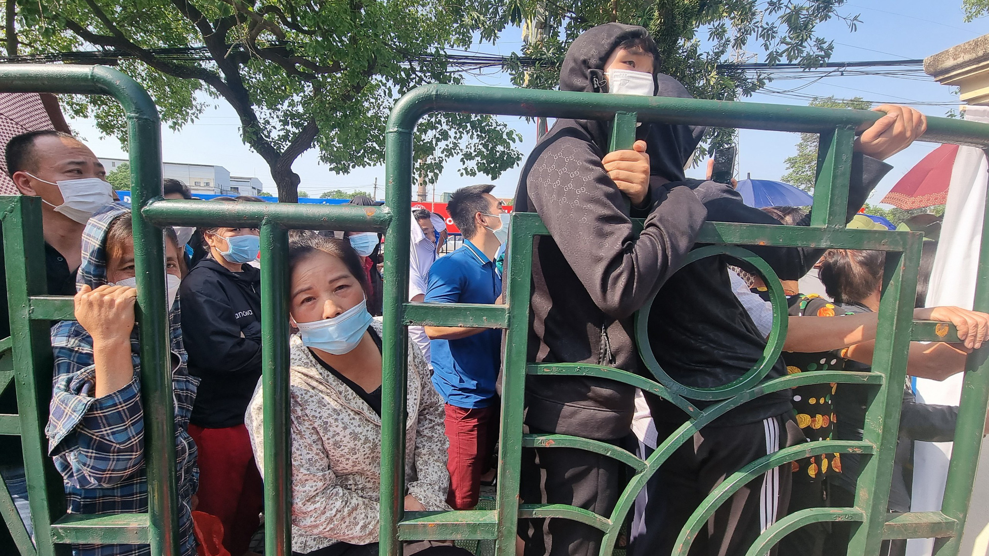 Chen lấn, xô đẩy mua vé xem U23 Việt Nam đá SEA Games 31