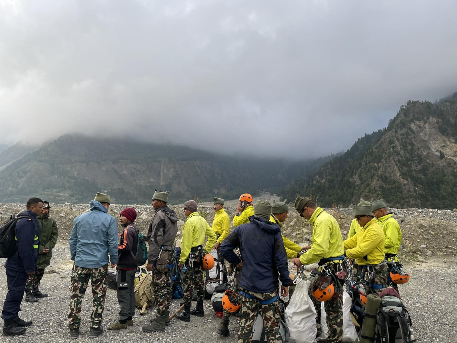 Tìm thấy xác máy bay rơi vỡ nát ở Nepal - Ảnh 4.