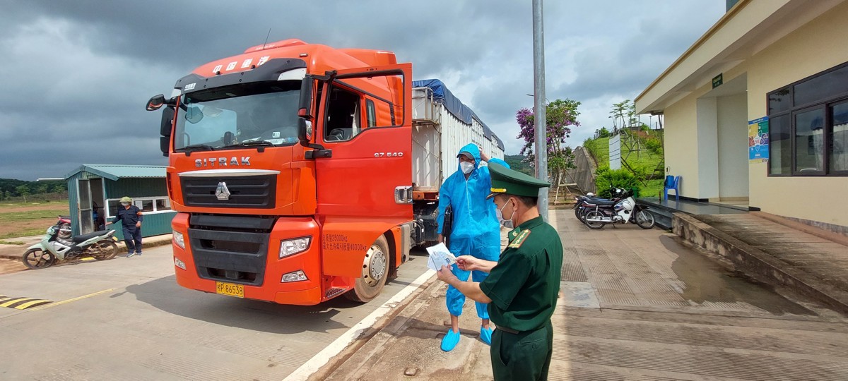 Th&ocirc;ng quan trở lại Lối mở cầu phao tạm từ M&oacute;ng C&aacute;i sang Trung Quốc - Ảnh 2.
