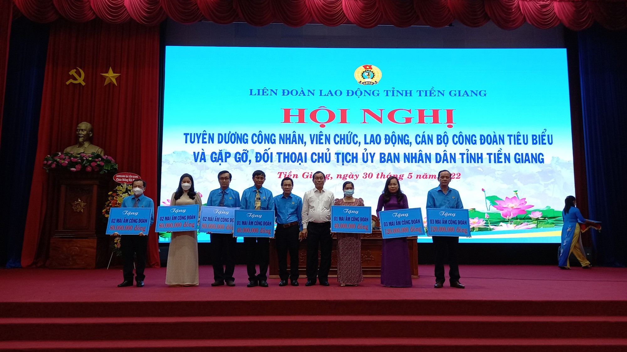 Chủ tịch UBND tỉnhTiền Giang đối thoại với CNVC-LĐ tiêu biểu