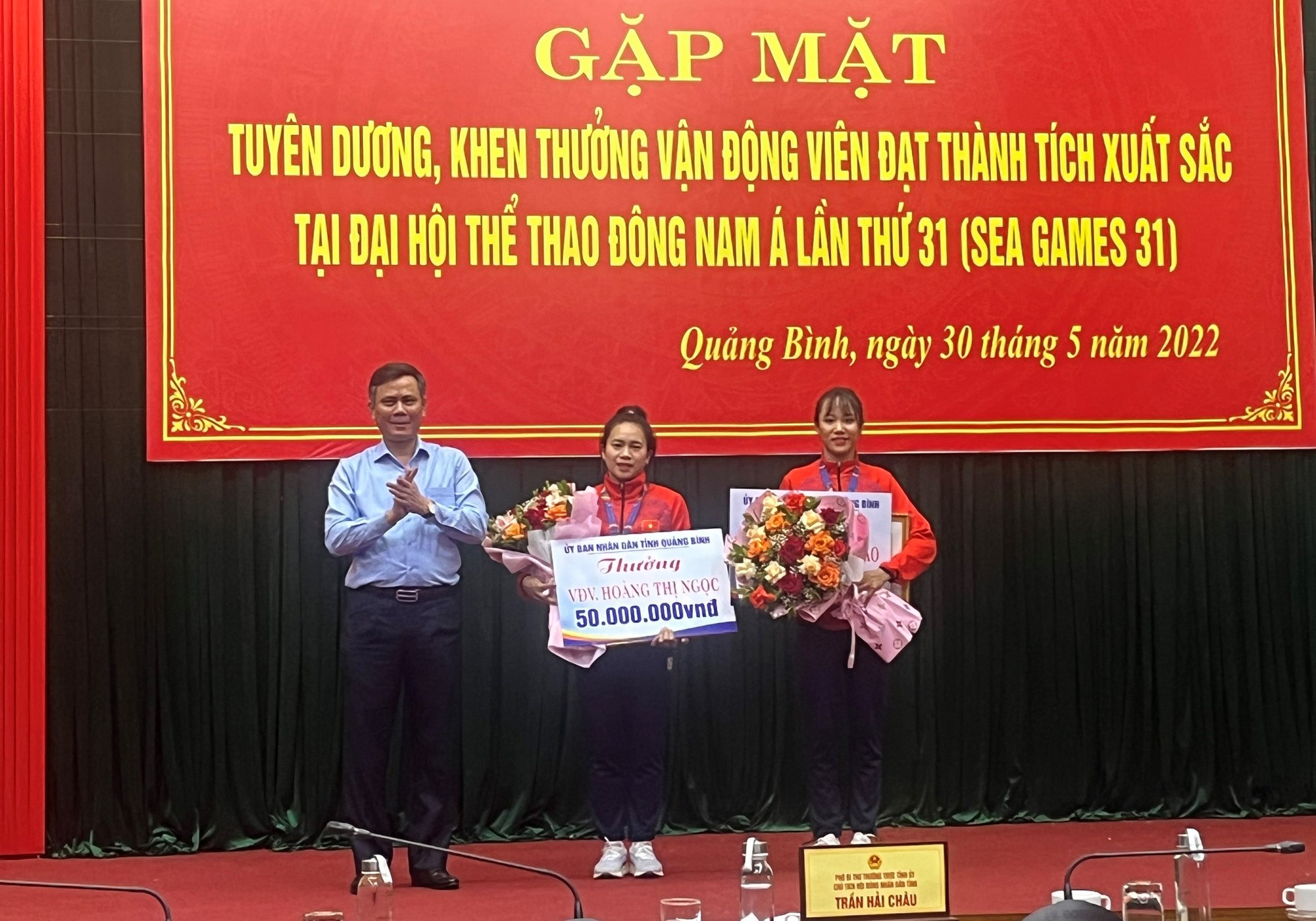K&igrave;nh ngư Nguyễn Huy Ho&agrave;ng được thưởng lớn ở qu&ecirc; nh&agrave; Quảng B&igrave;nh - Ảnh 2.