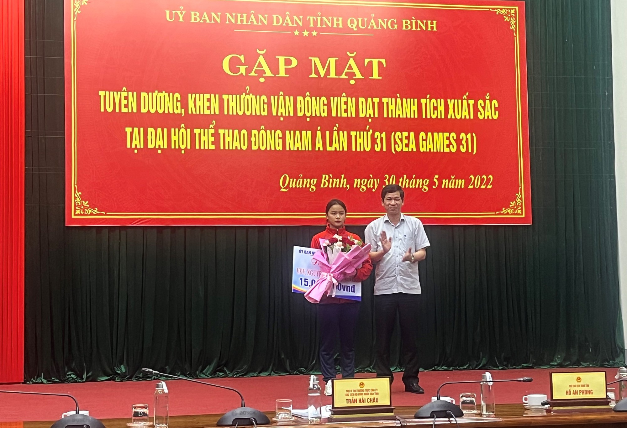 K&igrave;nh ngư Nguyễn Huy Ho&agrave;ng được thưởng lớn ở qu&ecirc; nh&agrave; Quảng B&igrave;nh - Ảnh 3.