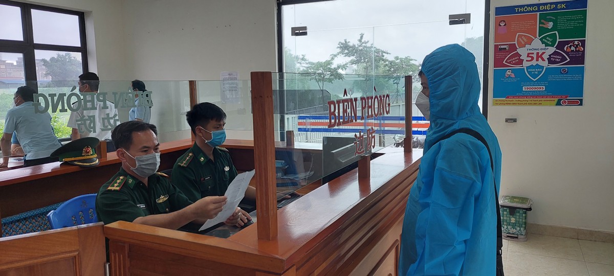 Th&ocirc;ng quan trở lại Lối mở cầu phao tạm từ M&oacute;ng C&aacute;i sang Trung Quốc - Ảnh 3.