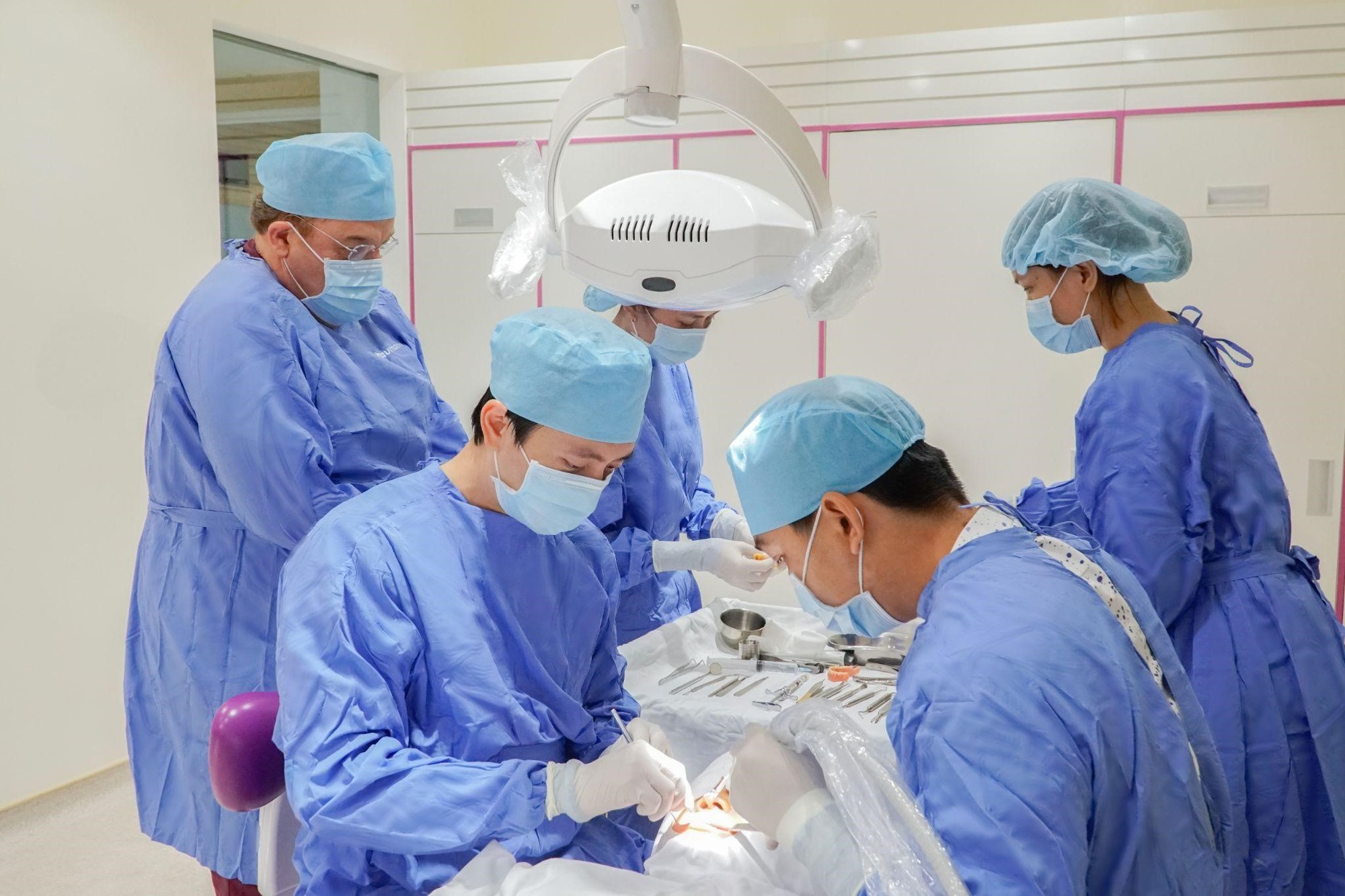 Giải pháp tối ưu trong điều trị mất răng toàn hàm từ nghiên cứu khoa học của Tiến sĩ Trần Hùng Lâm - Ảnh 3.