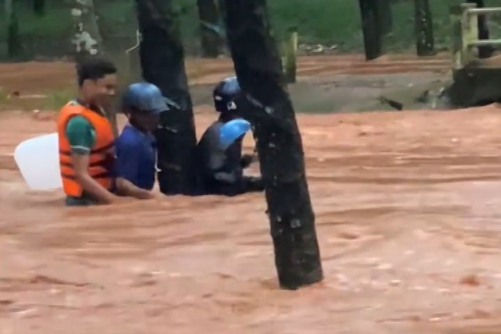 D&acirc;n qu&acirc;n x&atilde; lao xuống d&ograve;ng nước xiết, kịp thời cứu 2 người tho&aacute;t nạn - Ảnh 1.