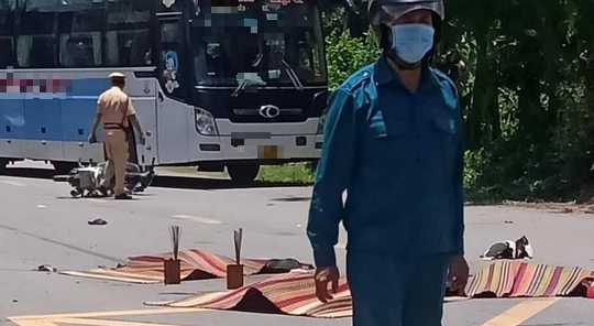 Đến bệnh viện chăm con ốm, 2 vợ chồng bị tai nạn tử vong
