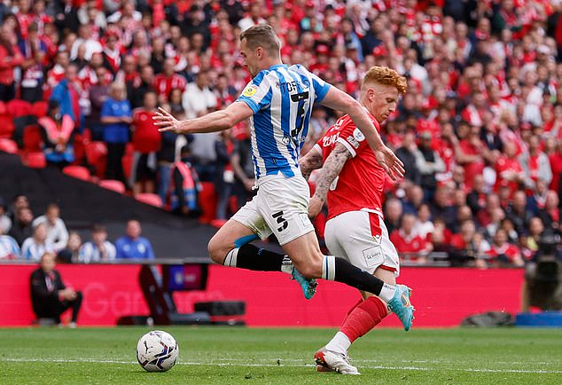 Mất 2 quả phạt đền, Huddersfield vuột v&eacute; v&agrave;ng 5.000 tỉ đồng - Ảnh 2.
