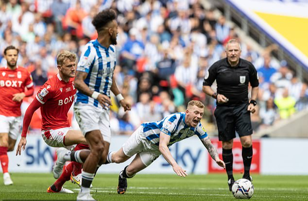 Mất 2 quả phạt đền, Huddersfield vuột "vé vàng" 5.000 tỉ đồng