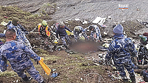 T&igrave;m thấy x&aacute;c m&aacute;y bay rơi vỡ n&aacute;t ở Nepal