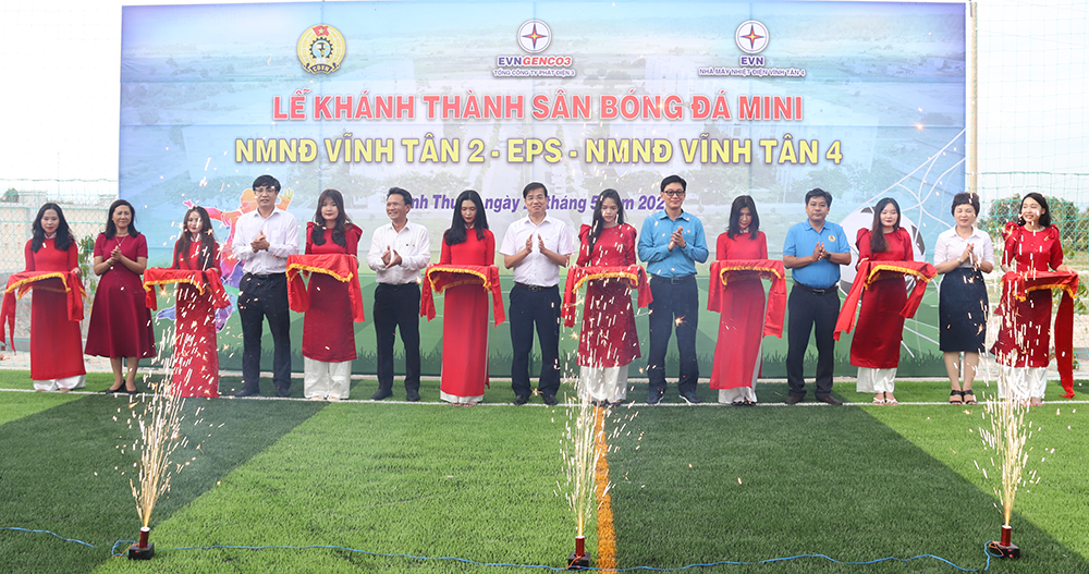 Khánh thành 2 sân bóng đá mini tại Trung tâm Điện lực Vĩnh Tân