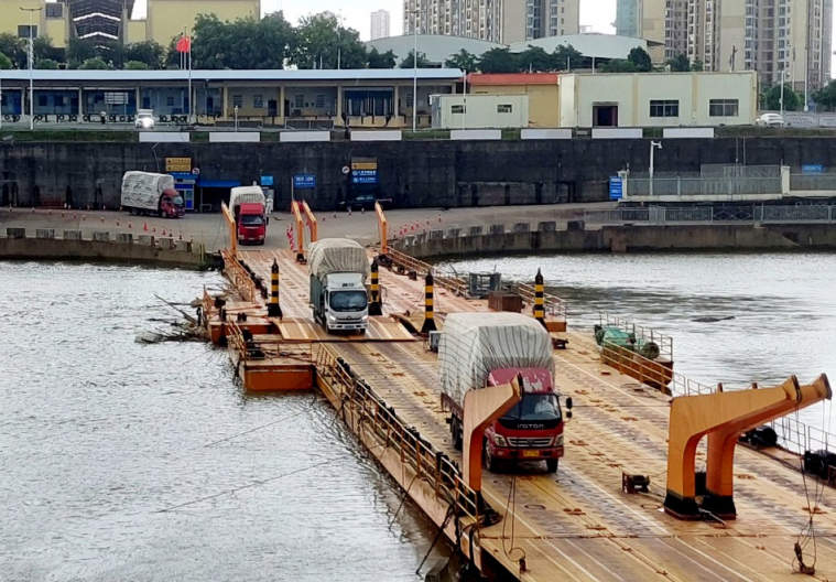 Thông quan trở lại Lối mở cầu phao tạm từ Móng Cái sang Trung Quốc